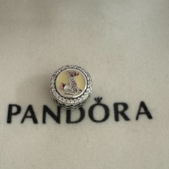 2025 Disney Parks Pandora Charm Pooh & Tigger Holiday Christmas Wreath NEW - Picture 3 of 5